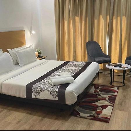 Azure Hotels And Suites Near Medanta Hospital Medicity Sector 47,Sohna Road غورغاون المظهر الخارجي الصورة